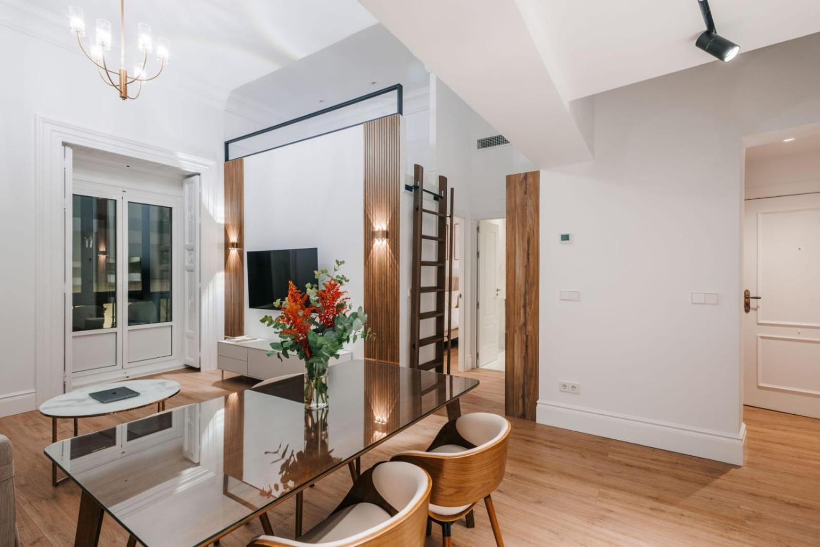 Stunning Apartment Near Gran Via Metro Madrid Exterior foto