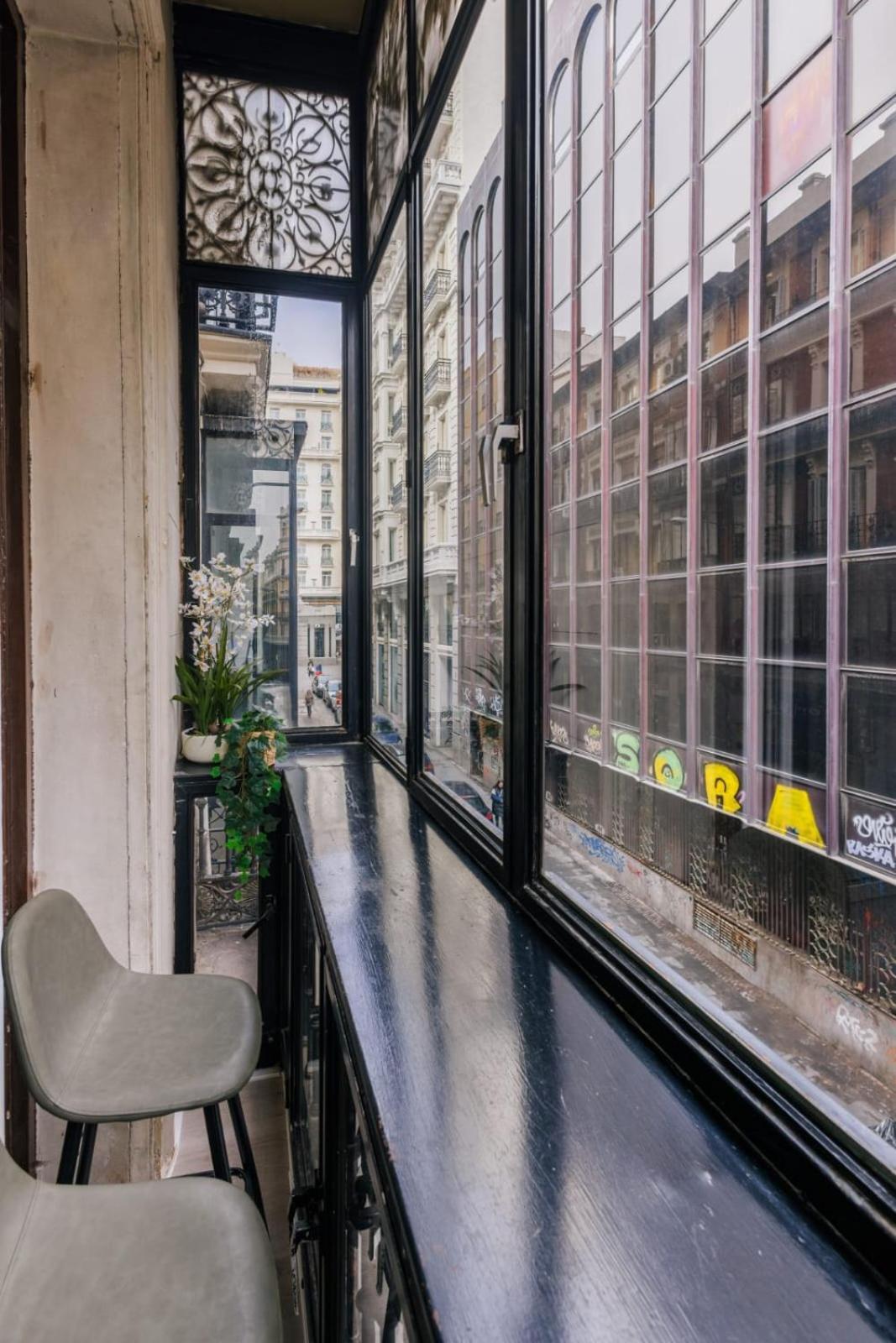 Stunning Apartment Near Gran Via Metro Madrid Exterior foto