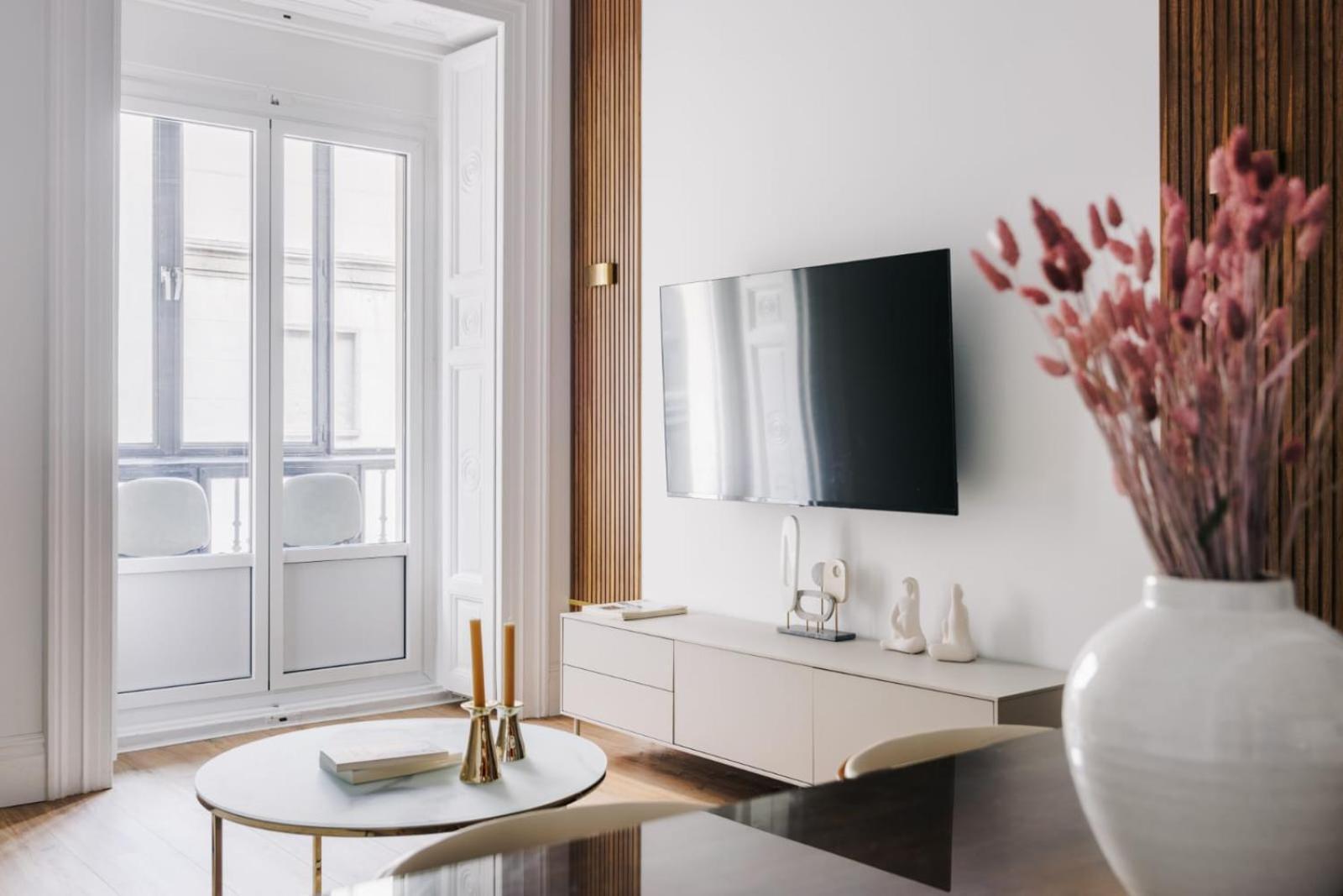Stunning Apartment Near Gran Via Metro Madrid Exterior foto
